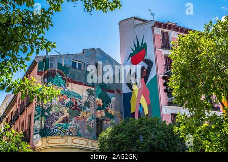 Il popolare quartiere Latina di Madrid, caratterizzato da molto colorato in luoghi pubblici, bar e negozi Foto Stock