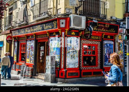 Il popolare quartiere Latina di Madrid, caratterizzato da molto colorato in luoghi pubblici, bar e negozi Foto Stock