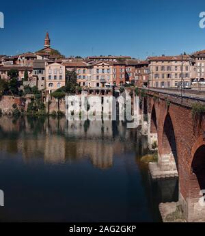 Città di Albi nel sud della Francia, città storica architettura con il vecchio ponte Pont Vieux sul fiume Tarn. Foto Stock