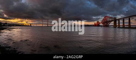 Il Forth Bridge al tramonto guardando a Nord attraverso il Firth of Forth da South Queensferry Foto Stock