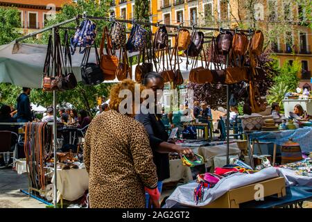 Madrid, il caratteristico quartiere di Malasana, un luogo frequentato da artisti che dipingono bellissimi murales Foto Stock