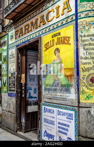 Madrid, il caratteristico quartiere di Malasana, un luogo frequentato da artisti che dipingono bellissimi murales Foto Stock