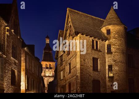 Crepuscolo scenario del centro storico di case sulle strade di una città medievale di Sarlat nel sud della Francia. Sarlat la Caneda, Dordogne; parte sud-ovest della Francia travel Foto Stock