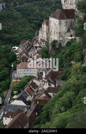 Scenario di antenna di Rocamadour, storico borgo medievale con le case costruite sul fianco di una scogliera nel sud della Francia, Rocamador, lotto. Foto Stock