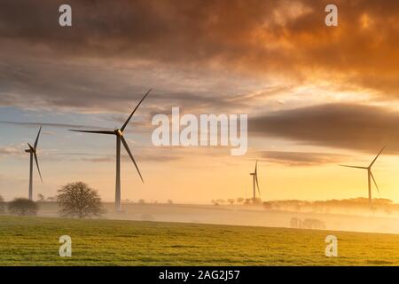 South Molton, North Devon, in Inghilterra. Martedì 17 dicembre 2019. Regno Unito Meteo. Dopo un gran parte giorno asciutto con sole nebuloso, le turbine eoliche girare lentamente come nebbia sorge al tramonto su rural North Devon. Terry Mathews/Alamy Live News. Foto Stock