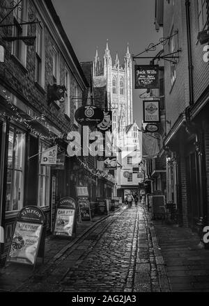 Canterbury, Regno Unito - 29 novembre 2019. Una visualizzazione monocromatica della Cattedrale di Canterbury nella luce del sole lungo la norcineria ciottoli Lane. La cattedrale è la Madre Churc Foto Stock