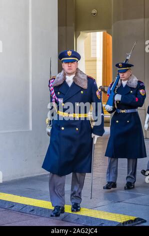 Praga, Repubblica Ceca - 15 febbraio: soldati dal Castello di Praga Guard marzo alla cerimonia del cambio della guardia d'onore al 15 febbraio 2 Foto Stock