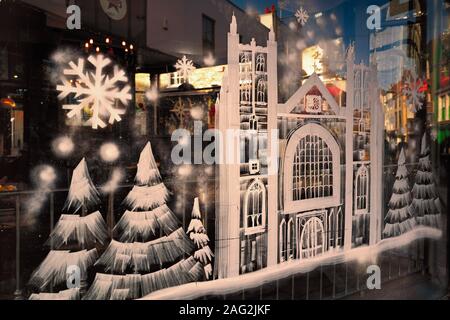 Canterbury, Regno Unito - Nov 29 2019 verniciato a spruzzo neve decorazioni di Natale della cattedrale di Canterbury nella vetrina di un negozio in città. Foto Stock