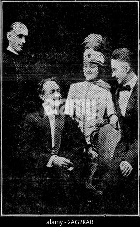 . Highland Echo 1915-1925. gara Bailey, vicepresidente; Maude Hite Secretaryand Tesoriere; J. H. Truner, Pro-gram Segretario e Bob Taylor,Editor. Per gli ultimi due anni la Maria-ville College I. P. A. ha furnishedthe rappresentante dello Stato in tutti i- la grande notte LAURANTERIDAY secondo numero di LyceumPromises ad essere buoni Enter-tainment di qualcosa di straordinario. In occasione di un incontro a New York, attondeuby 300 maghi, Eugene Laurant wasdecorated con un bellissimo oro.meda e successivamente in occasione di una riunione di Chicago ma-gicians ha ricevuto un altro oro med-al. Questo illustra l'elevato standingof il Foto Stock