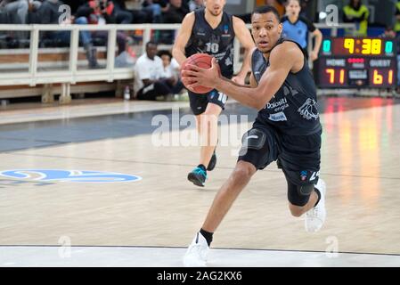 Trento, Italia. Xvii Dec, 2019. contropiede in solitaria di george re (24) dolomiti energia trentinoduring Dolomiti Energia Trento vs Unicaja Malaga, Basket campionato EuroCup a Trento, Italia, 17 Dicembre 2019 - LPS/Roberto Tommasini Credito: Roberto Tommasini/LP/ZUMA filo/Alamy Live News Foto Stock