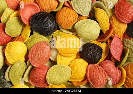 Colorata del frumento duro orecchiette con ingredienti speciali: essiccate di carota e di barbabietola rossa, spinaci, basilico, pomodori, la curcuma in polvere e seppia. Foto Stock