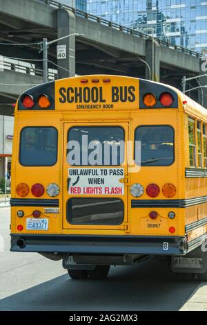 SEATTLE, NELLO STATO DI WASHINGTON, STATI UNITI D'AMERICA - Giugno 2018: Giallo scuola bus parcheggiato su una strada nel centro cittadino di Seattle. Foto Stock