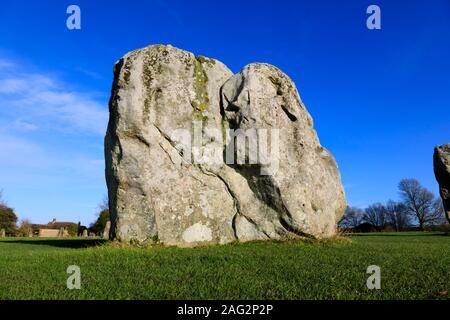 Il Wiltshire villaggio di Avebury, famoso per la sua permanente del Neolitico stone circle. Foto Stock