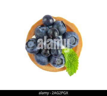 Foto macro di pasticcini con mirtillo, mirtilli e foglie di menta isolati su sfondo bianco. Torte con crema di formaggio e di mirtilli freschi Foto Stock