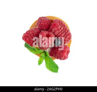 Close up canapes con bacche di lamponi freschi e menta isolato su uno sfondo bianco. Torta con lamponi. Foto Stock