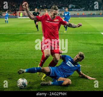 Berlino, Germania. Xvii Dec, 2019. Calcio: Bundesliga, 1° FC Union Berlin - 1899 Hoffenheim, xvi giornata: Raccordi Sebastian Polter e Hoffenheim Stefan Posch lotta per la palla. Credito: Paolo Zinken/dpa - NOTA IMPORTANTE: In conformità con i requisiti del DFL Deutsche Fußball Liga o la DFB Deutscher Fußball-Bund, è vietato utilizzare o hanno utilizzato fotografie scattate allo stadio e/o la partita in forma di sequenza di immagini e/o video-come sequenze di foto./dpa/Alamy Live News Foto Stock