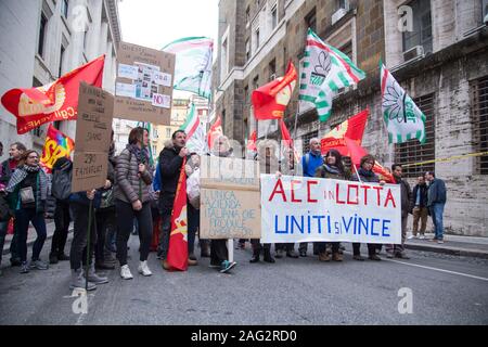 Roma, Italia. Xvii Dec, 2019. I lavoratori della società cinese Wanbao ACC (foto di Matteo Nardone/Pacific Stampa) Credito: Pacific Press Agency/Alamy Live News Foto Stock