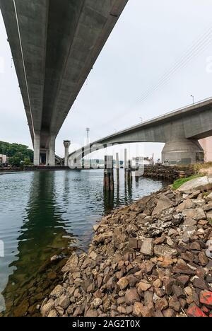 Vista del West Seattle Bridge (Jeanette Williams Memorial Bridge) con torre per lavorare lo swing-span Spokane Street Bridge nello Stato di Washington. Foto Stock