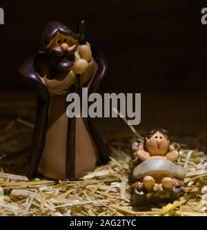 Presepe del Bambino Gesù nella mangiatoia. Statuette di figure colorate Foto Stock