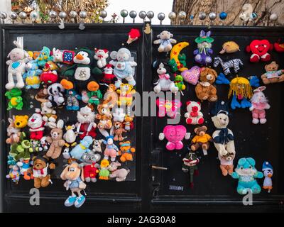 Diversi i giocattoli di peluche su un recinto porta. Parte dell'Avvento Varazdin, 2019. Foto Stock