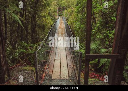 Ponte di sospensione di Hokitika gola in un giorno di pioggia, vicino a Hokitika Isola del Sud, Nuova Zelanda Foto Stock