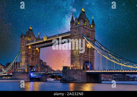 Il Tower Bridge di Londra, sotto un cielo stellato, stelle Foto Stock