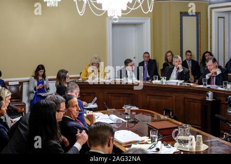 Washington, Distretto di Columbia, Stati Uniti d'America. Xvii Dec, 2019. La casa dibattiti del Comitato H. Res. 755 mettere sotto accusa il Presidente degli Stati Uniti Donald Trump per alti crimini e delitti sulla Capitol Hill, a Washington, DC Martedì, Dicembre 17, 2019. Credito: Alex Wroblewski/CNP Credito: Alex Wroblewski/CNP/ZUMA filo/Alamy Live News Foto Stock