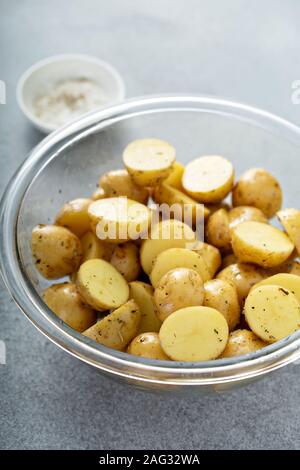 La preparazione di patate al forno Foto Stock