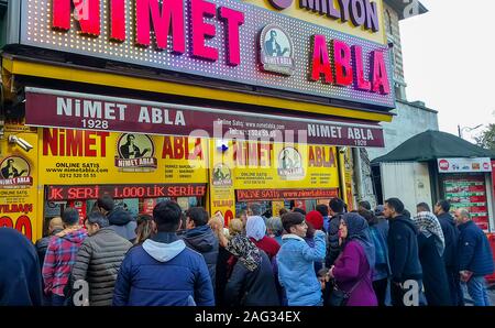 Persone che accorrevano per acquistare i biglietti per il nuovo grande anno di lotteria. Il luogo più diffuso per comprare il biglietto è il Nimet Abla chiosco nel Eminönü, Istanbul. Foto Stock