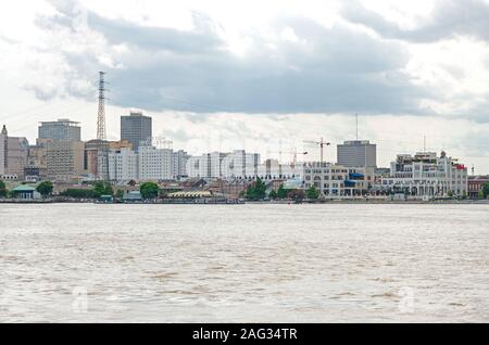 New Orleans, LA/USA - giugno 14, 2019: Skyline di attività commerciali del quartiere e negozi lungo il Riverfront. Foto Stock