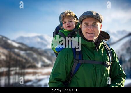 Ritratto di un giovane sorridente padre e figlio bambino escursioni nel deserto d'inverno. Foto Stock