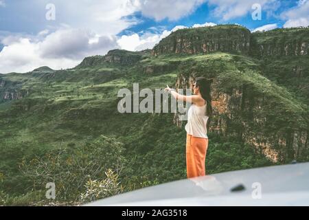 Giovane donna alla scoperta di un paesaggio bello in Brasile Foto Stock