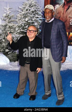 Los Angeles, Stati Uniti d'America. 09Dec, 2019. Danny DeVito, Danny Glover 12/09/2019 "Jumanji: il livello successivo" Premiere tenutasi presso la leva TCL Teatro Cinese a Hollywood, CA Credito: Cronos/Alamy Live News Foto Stock