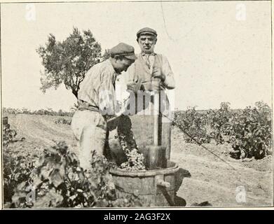 . Viaggi nei Pirenei : compresa Andorra e la costa da Barcellona a Carcassonne. JAC^tH^-B .-^^J^. Il vintage a faccia pagina 44 Un francese DEPARTMENrS MIGHTY passato 45 V. i conteggi di Catalogna Foto Stock