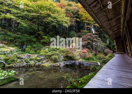 Kozenji tempio è uno dei più grandi e importanti templi in Prefettura di Nagano. Il suo giardino è famoso come un pianto di fiori di ciliegio visualizzazione spot, un Foto Stock