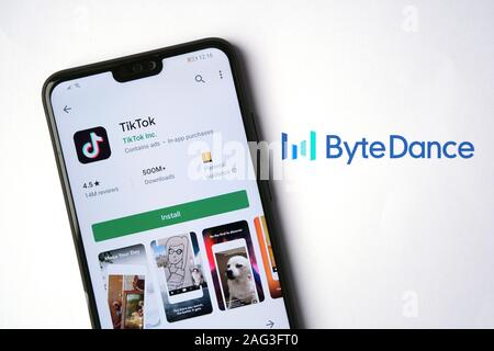 App ByteDance logo su carta e TikTok app sulla schermata dello smartphone accanto ad essa. Foto concettuale. Foto Stock