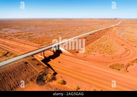 Vista aerea del ponte Patterson mining haul road cavalcavia, Great Northern Highway, Sud Kimberley, Australia occidentale Foto Stock