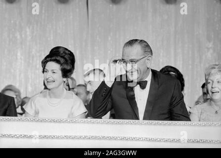 Stati Uniti Il presidente Lyndon Johnson e la First Lady Claudia 'Lady Bird Johnson, sfera inaugurale, Sheraton Park Hotel, Washington D.C., USA, fotografia di Marion S. Trikosko, 20 Gennaio 1965 Foto Stock