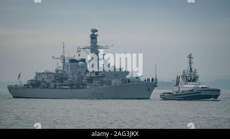 La Royal Navy tipo 23 fregata HMS Lancaster (F229) è tornato a Portsmouth Base Navale, Regno Unito su 17/12/19 dopo il completamento di un prolungamento della vita riattaccare effettuata a Devonport Base Navale. Foto Stock