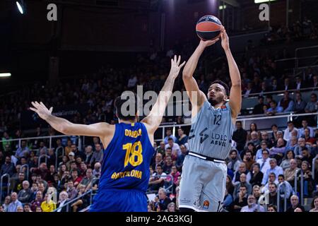 12 Noua ammina di ASVEL, germogli oltre 18 Pierre Oriola di Barcellona durante l'Eurolega di Basket match tra Barcellona e ASVEL allo stadio Camp Nou, Barcellona, Spagna su dicembre 17th, 2019. FLORENCIA TAN JUN/ESPA Foto Stock
