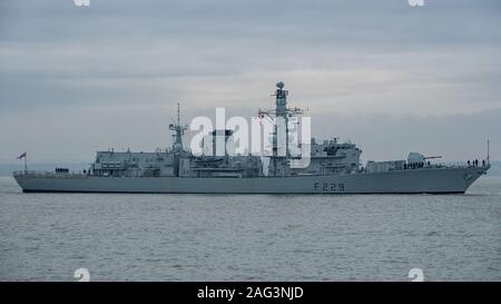 La Royal Navy tipo 23 fregata HMS Lancaster (F229) è tornato a Portsmouth Base Navale, Regno Unito su 17/12/19 dopo il completamento di un prolungamento della vita riattaccare effettuata a Devonport Base Navale. Foto Stock