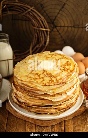 Pila di sottili frittelle russe o crepes Foto Stock