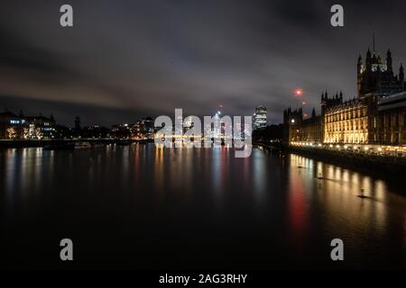 Londra, Regno Unito. Xvii Dec, 2019. Dicembre 17, 2019, Londra, Inghilterra: Londra di notte.In Photo credit: Grzegorz Banaszak/ZUMA filo/Alamy Live News Foto Stock