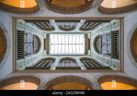 Immagine a basso angolo dell'interno di un vecchio edificio con pareti geometriche e cupole Foto Stock