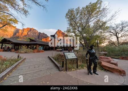 Utah, NOV 11: auto vista esterna del Centro Visitatori del Parco Nazionale di Zion Visitor Center il Nov 11, 2019 a Utah Foto Stock