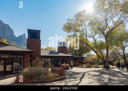 Utah, NOV 11: auto vista esterna del Centro Visitatori del Parco Nazionale di Zion Visitor Center il Nov 11, 2019 a Utah Foto Stock