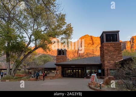 Utah, NOV 11: auto vista esterna del Centro Visitatori del Parco Nazionale di Zion Visitor Center il Nov 11, 2019 a Utah Foto Stock