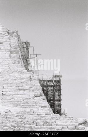 Immagine verticale in scala di grigi di antiche rovine di edifici sotto il trasparente cielo Foto Stock