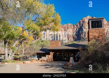 Utah, NOV 11: auto vista esterna del Centro Visitatori del Parco Nazionale di Zion Visitor Center il Nov 11, 2019 a Utah Foto Stock