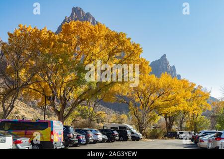 Utah, NOV 11: parcheggio auto del Parco Nazionale di Zion Visitor Center il Nov 11, 2019 a Utah Foto Stock